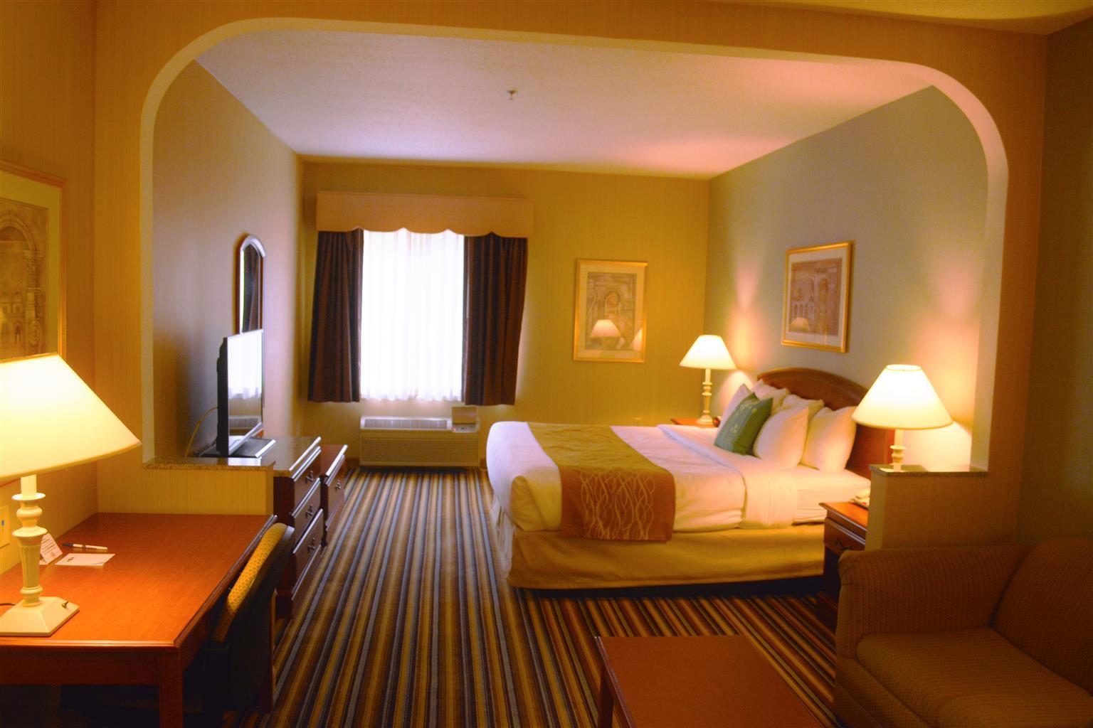 Best Western Plus New England Inn & Suites Berlin Екстериор снимка